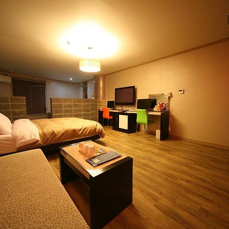 Chuncheon Myeongdong Hotel מראה חיצוני תמונה