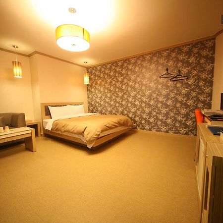 Chuncheon Myeongdong Hotel מראה חיצוני תמונה