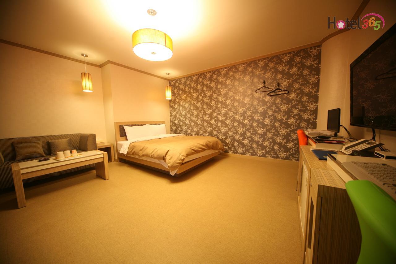 Chuncheon Myeongdong Hotel מראה חיצוני תמונה