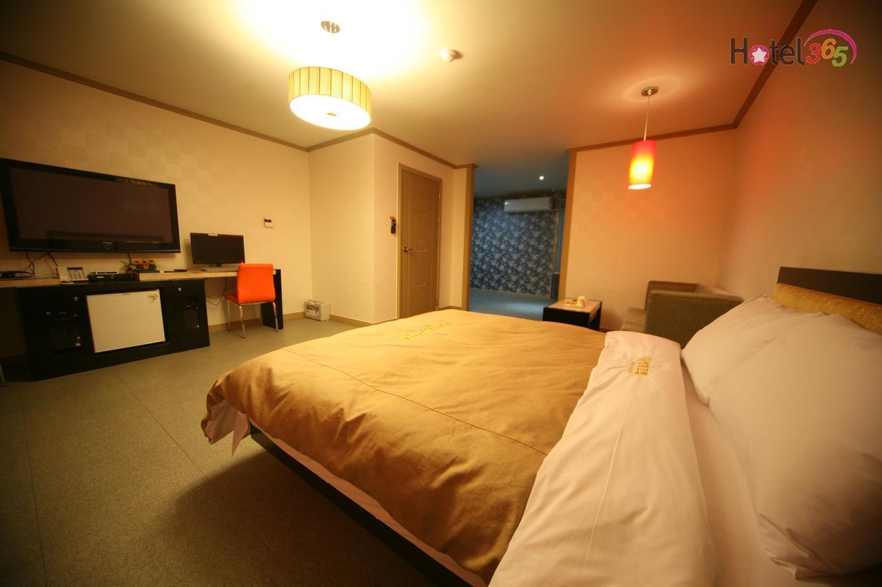 Chuncheon Myeongdong Hotel מראה חיצוני תמונה