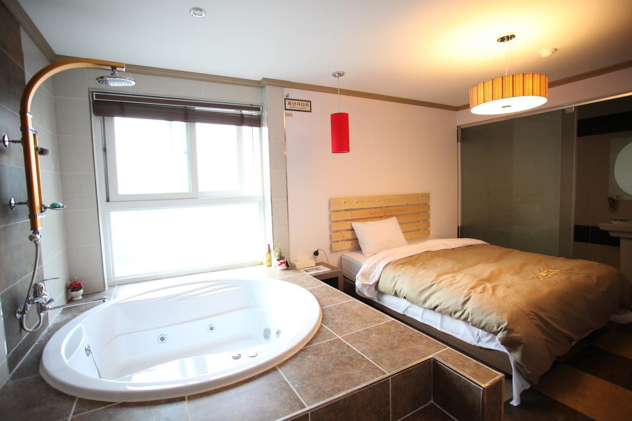Chuncheon Myeongdong Hotel מראה חיצוני תמונה