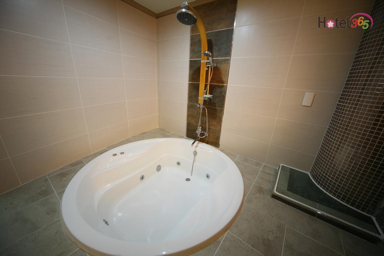 Chuncheon Myeongdong Hotel מראה חיצוני תמונה