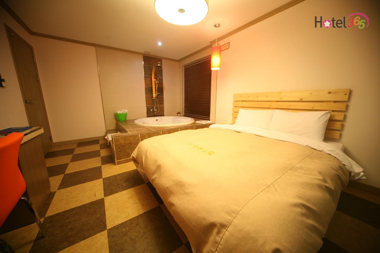 Chuncheon Myeongdong Hotel מראה חיצוני תמונה