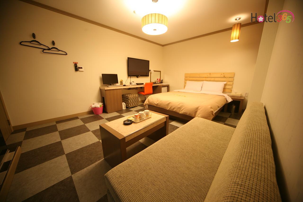 Chuncheon Myeongdong Hotel מראה חיצוני תמונה