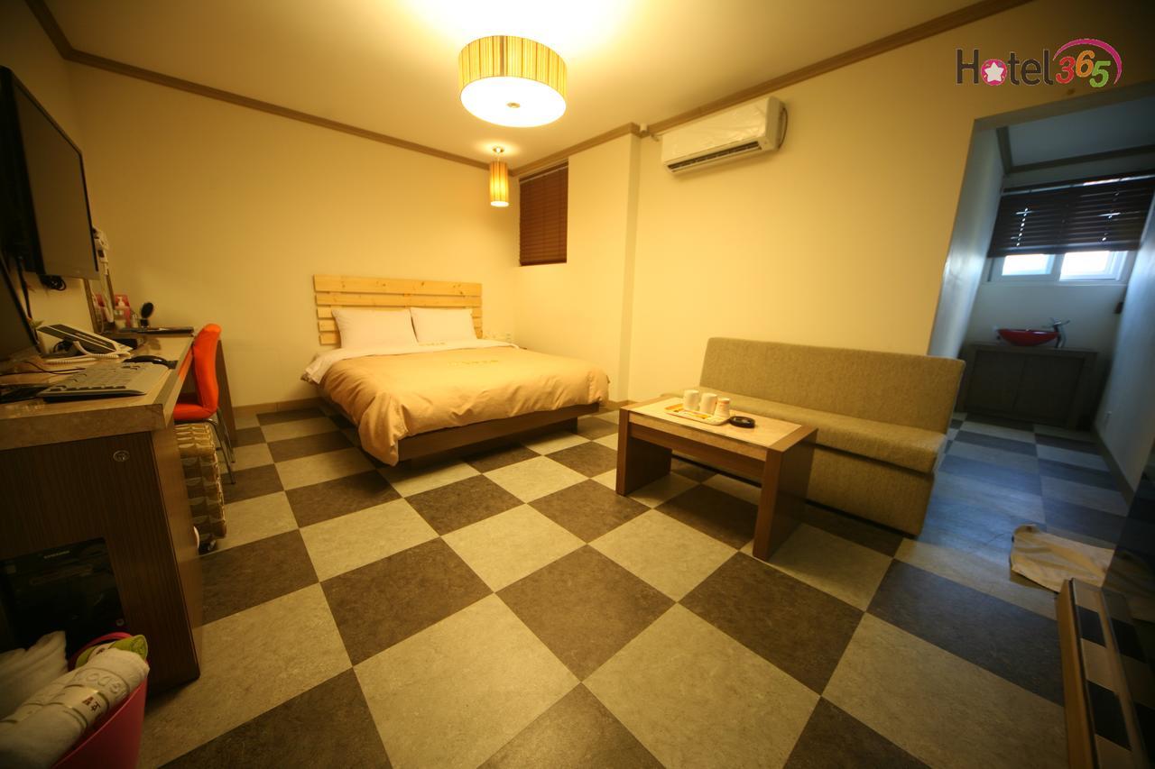 Chuncheon Myeongdong Hotel מראה חיצוני תמונה