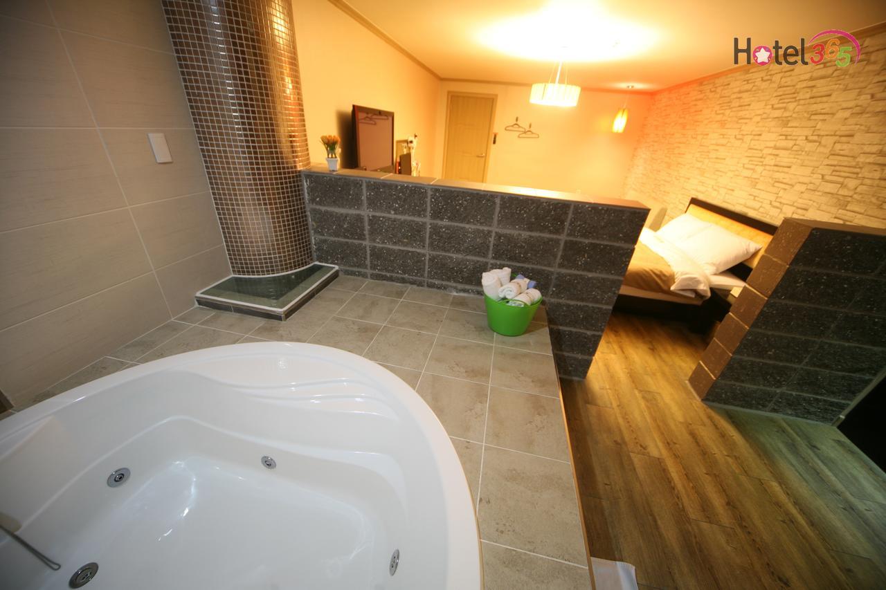 Chuncheon Myeongdong Hotel מראה חיצוני תמונה