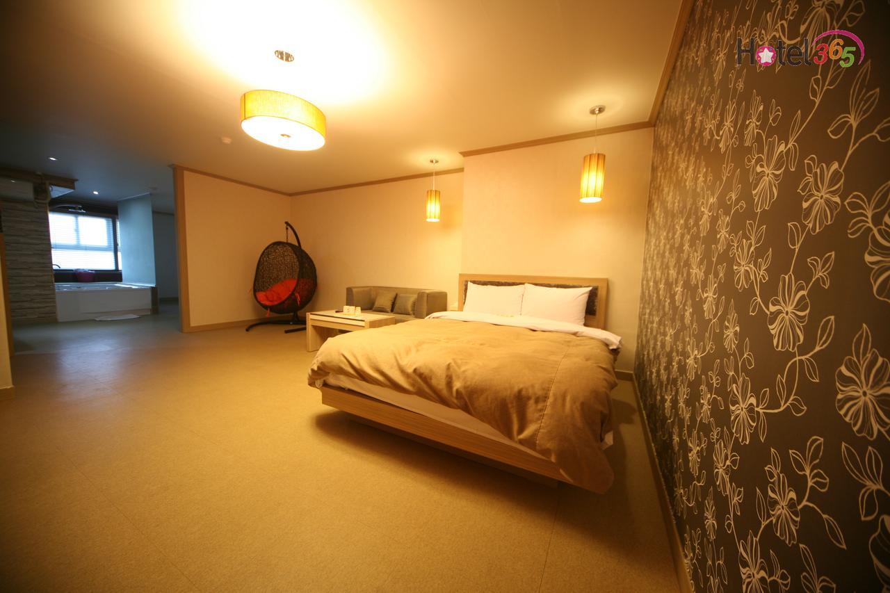 Chuncheon Myeongdong Hotel מראה חיצוני תמונה