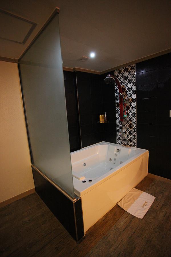Chuncheon Myeongdong Hotel מראה חיצוני תמונה