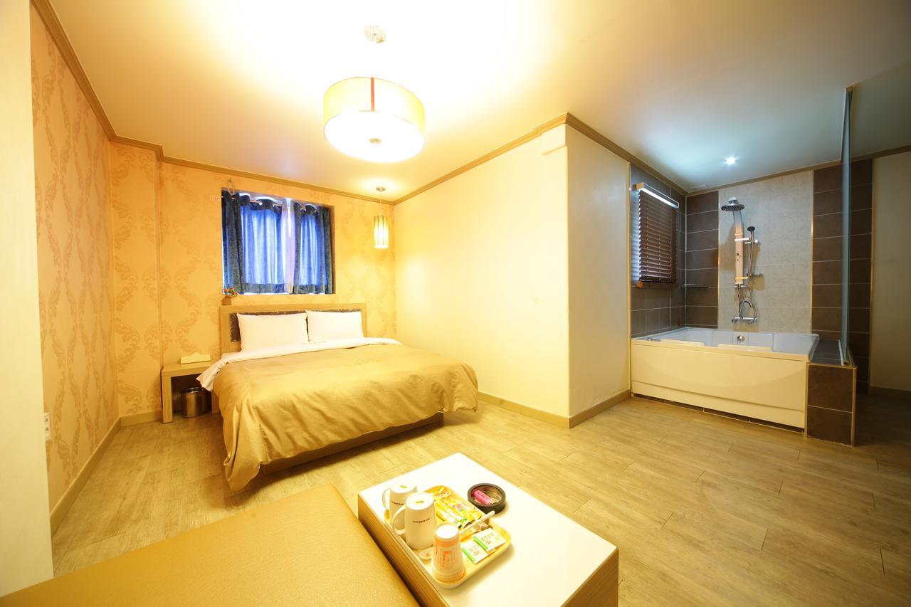 Chuncheon Myeongdong Hotel מראה חיצוני תמונה