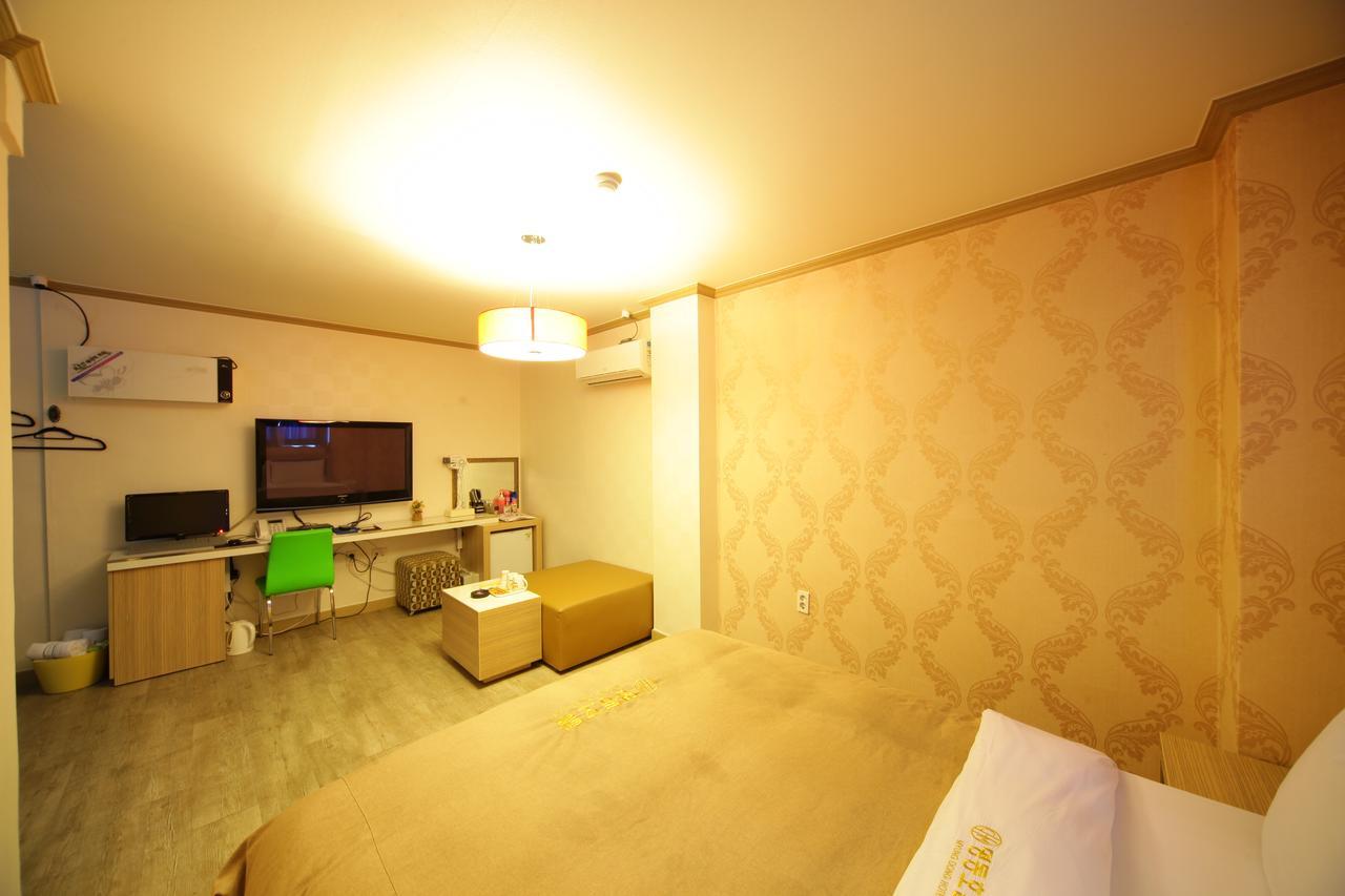 Chuncheon Myeongdong Hotel מראה חיצוני תמונה